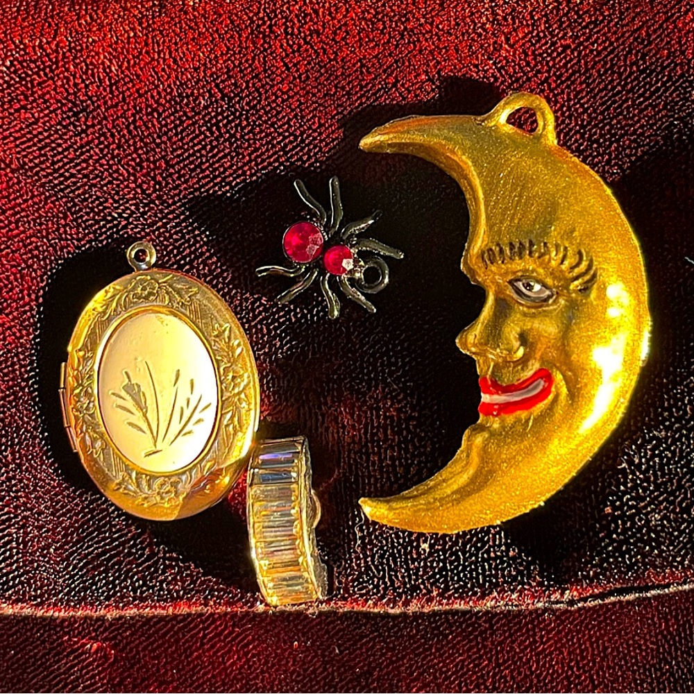 Vintage 1960/70 adorable necklace pendants. See details